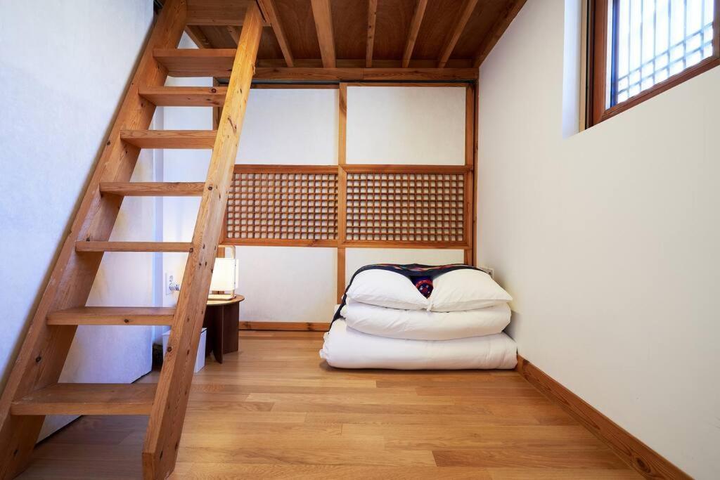 Jay Hanok ㅡ 3br 3bath ㅡ 8min From Anguk Stn *